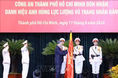 Le secrétaire général du Parti et président To Lam a décerné le titre de Héros des Forces armées populaires à la Police de Hô Chi Minh-Ville. Photo : VNA