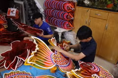 Production de lanternes dans l'atelier de Nguyên Trong Binh. Photo : CVN