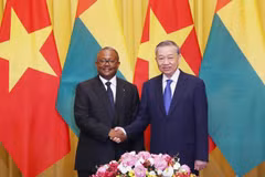 Le secrétaire général et président To Lam (droite) s'entretient avec le président bissau-guinéen, Umaro Sissoco Embaló, en visite au Vietnam. Photo : VNA
