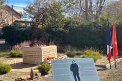 La statue de fer représentant un soldat-ouvrier honoré en deux langues : vietnamien et français. Photo : VNA
