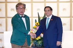 Le Premier ministre Pham Minh Chinh (droite) a reçu le 25 juin (heure locale) le co-président de la Commission présidentielle sud-coréenne pour la neutralité carbone et la croissance verte, Kim Sang-huyp. Photo : VNA