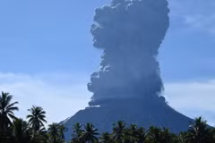 Le volcan Ibu entre en éruption. Photo : mekongasean.vn/AFP