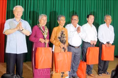 Le secrétaire général Nguyen Phu Trong a offert des cadeaux aux familles méritantes du mouvement de la Nouvelle ruralité de Ngoc To, district de My Xuyen, lors de sa visite à Soc Trang en mars 2015. Photo : VNA