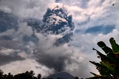 Le volcan Ibu. Photo : VNA
