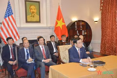 Le général Phan Van Giang a un appel téléphonique avec l'ancien sénateur américain Patrick Leahy. Photo : VNA