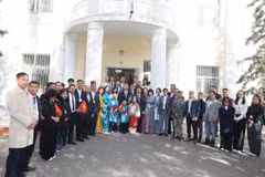 Le secrétaire général et président To Lam, le personnel de l'ambassade et des membres de la communauté vietnamienne en Mongolie prennent une photo. Photo : VNA