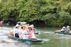 La présidente du Sénat australien Sue Lines visite le complexe d’écotourisme de Trang An. Photo : VNA