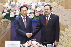 Le président de l'Assemblée nationale du Vietnam Tran Thanh Man (droite) et Choi Joo Ho, directeur général du complexe Samsung Vietnam. Photo : VNA