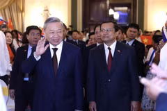 Le secrétaire général du Parti communiste du Vietnam et président To Lam à la rencontre intime avec des représentants d'amitié populaire et des jeunes cubains. Photo : VNA
