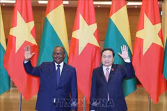 Le président de l'Assemblée nationale du Vietnam Tran Thanh Man (droite) rencontre le président de Guinée-Bissau, Umaro Sissoco Embaló. Photo : VNA