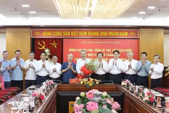 Le secrétaire général du Parti et président To Lam rencontre les dirigeants des agences centrales des affaires intérieures. Photo : VNA