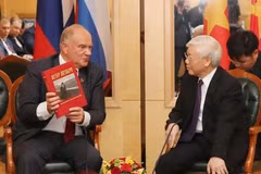 Le secrétaire général Nguyen Phu Trong (droite) a reçu le président du Parti communiste de la Fédération de Russie Gennady Ziuganov, le 8 septembre 2018 (heure locale), à ​​Moscou. Photo : VNA 