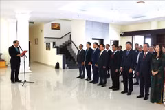 La cérémonie d'offrande d'encens pour commémorer le 134e anniversaire du Président Hô Chi Minh. Photo : VNA