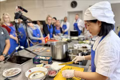 Le "phở" vietnamien est présenté en République tchèque. Photo : VNA