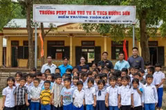 Élèves et professeurs de l’antenne du collège-internat des minorités ethniques de Huong Son dans le village de Cat. Photo : TT/CVN