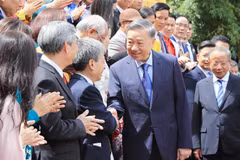 Le secrétaire général du Parti et président To Lam a rencontré le 22 août à Hanoï une délégation de l'Association des PME du Vietnam. Photo : VNA