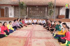 Chaque fin de semaine, les membres du club de chèo du village de Tình Lam se rassemblent avec enthousiasme dans leur maison commune. Photo: hanoionline.vn