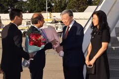 L'ambassadeur du Vietnam aux États-Unis, Nguyen Quoc Dung, et l'ambassadeur et chef de la Mission vietnamienne auprès de l'ONU, Dang Hoang Giang, ont accueilli le secrétaire général du Parti et président To Lam et son épouse à l'aéroport international J.F. Kennedy. Photo : VNA