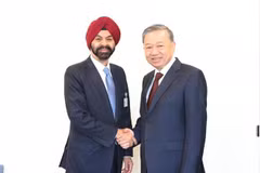 Le secrétaire général du Parti et président vietnamien To Lam (droite) et président de la Banque mondiale Ajay Banga. Photo : VNA