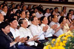 Des délégués au Spectacle spécial "Soleil de Ba Dinh" à Hanoï. Photo : VNA