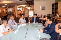 La séance de travail entre la délégation du Parti communiste du Vietnam et celle du Parti communiste américain. Photo : VNA