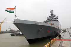 Le navire de guerre indien INS Sahyadri jette l'ancre à Da Nang