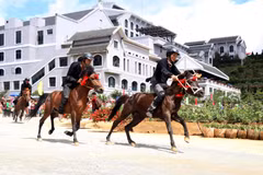 Lao Cai : Ouverture de la course hippique «Sabots de chevaux dans les nuages»