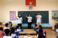 Des volontaires israéliens se joignent à une activité d'enseignement à Lao Cai