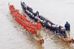 Le Cambodge établit un record Guinness pour la plus longue pirogue Ghe Ngo du monde