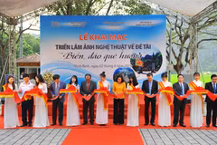 Exposition de photos « La mer et les îles de la Patrie » à Ninh Binh