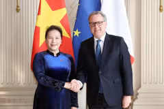 Le Vietnam prend en haute considération ses relations avec la France