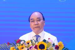 Le PM Nguyen Xuan Phuc rencontre des jeunes volontaires