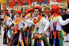 Fête du village de Trieu Khuc : des hommes se maquillent et dansent gracieusement "la putain se balance"