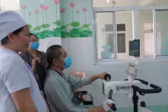 L’USAID finance des équipements de réadaptation à l’hôpital de médecine traditionnelle et de réadaptation de la province de Binh Dinh. (Photo : VietnamPlus)