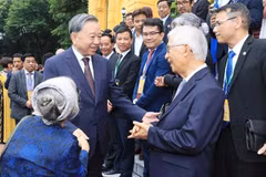 Le secrétaire général du Parti et président Tô Lâm rencontrent des Vietnamiens résidant l’étranger. Photo : VNA