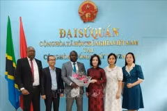 Juvénal Sakubu, un entrepreneur réputé au Burundi, a été nommé consul honoraire du Vietnam à Bujumbura, la capitale économique, la plus grande ville et le principal port du pays d'Afrique centrale. Photo : VNA