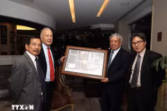 L'ancien directeur général de l'Agence vietnamienne d’Information (VNA) Tran Mai Huong (2e, droite)offre un cadeau de souvenir au secrétaire général du PT, Alberto Anaya Gutiérrez,. Photo : VNA