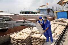 La Chine, un marché d'exportation clé pour l'industrie du ciment, a réduit ses importations de 90 % l'année dernière, en raison de la faible demande résultant des difficultés du secteur immobilier du pays. Photo : VNA