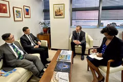 L'ambassadeur Dang Hoang Giang, chef de la mission du Vietnam auprès de l'ONU, lors d'une rencontre avec le directeur de la Division des affaires maritimes et du droit de la mer des Nations Unies. (Photo : VNA)