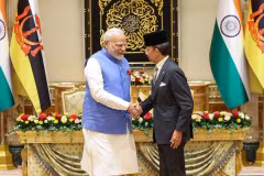 Le Premier ministre indien Narendra Modi et le sultan Haji Hassanal Bolkiah (Photo : Financialexpress.com)