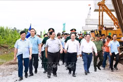 Le Premier ministre Pham Minh Chinh inspecte l'avancement de l'autoroute Châu Dôc-Cân Tho-Soc Trang. Photo : VNA