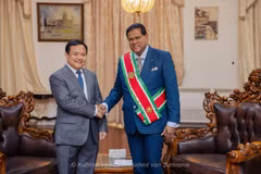 L'ambassadeur du Vietnam au Brésil et en République du Suriname, Bui Van Nghi, (dtroit) et le président du Suriname, Chandrikapersad Santokhi. Photo ; Ambassadeur du Vietnam au Brésil. 
