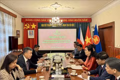 La secrétaire du Comité provincial du Parti et présidente du Conseil populaire provincial Le Thi Thuy travaille avec l'ambassade du Vietnam en République tchèque. Photo : VNA
