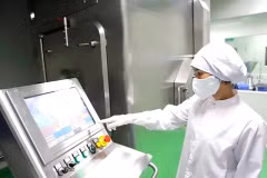 Un travailleur exploite du matériel dans une usine de Traphaco. (Photo : traphaco.com.vn)