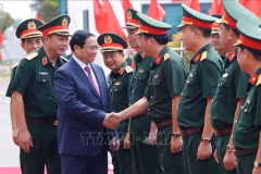 Le Premier ministre Pham Minh Chinh visite le Corps d'armée 12. Photo : VNA