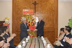 Le président du FPV partage la joie de Noël avec les catholiques de Kon Tum