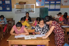 Des femmes suivent des cours du soir pour y voir plus clair