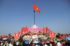 La province de Quang Tri hisse le drapeau de la réunification nationale