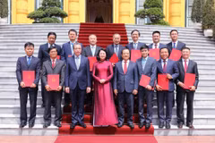 La vice-présidente Dang Thi Ngoc Thinh rencontre 12 nouveaux ambassadeurs vietnamiens à l’étranger