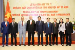 L’AN vietnamienne offre des équipemens médicaux à certains parlements étrangers